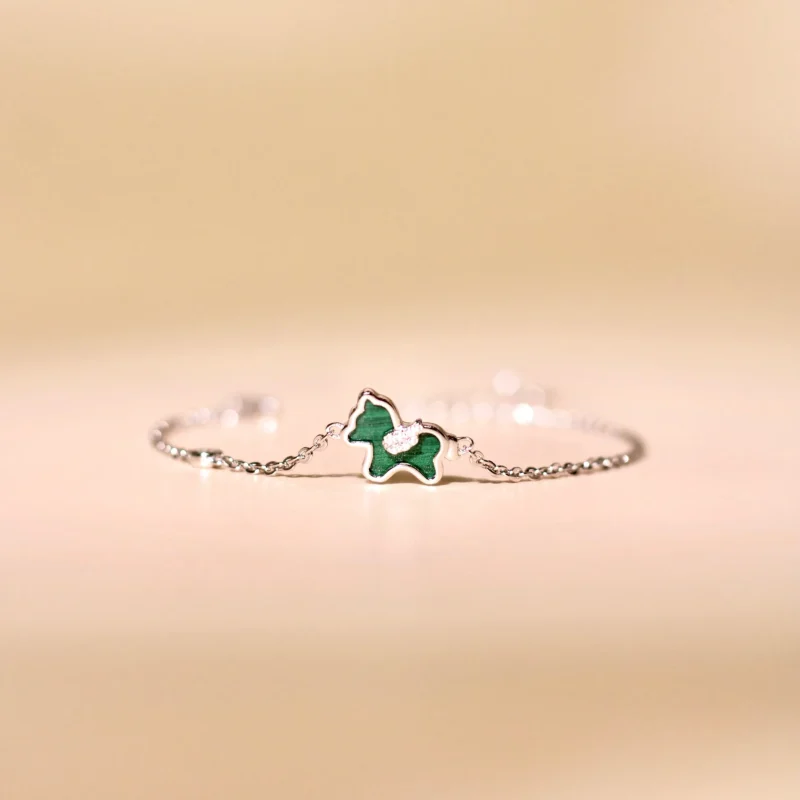 silver-necklace-with-green-malachite-unicorn-pendant-1